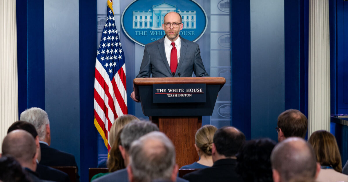 Former OMB officials urge court to block Trump spending freeze - CREW ...