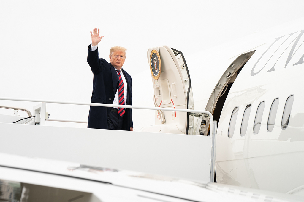 Trump boards air force 1