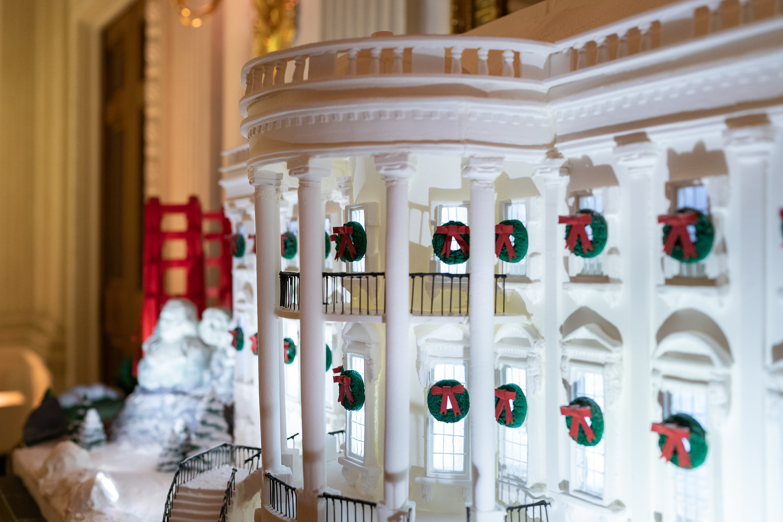 Scale model of the White House decorated for Christmas